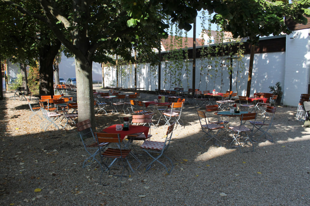 Bischofshof-Braustuben-Biergarten-mit-Hopfen_2