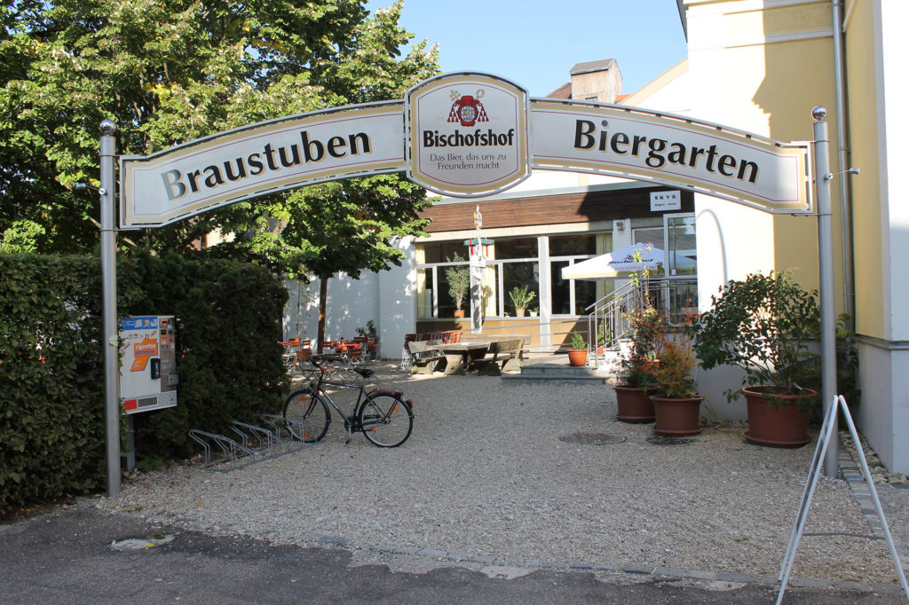 Bischofshof-Braustuben-Biergarten-mit-Hopfen_2