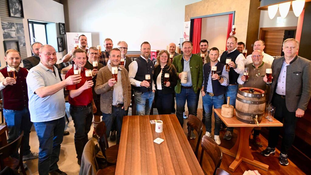 Brauerei-Bischofshof-Tag-des-Bieres-2026-Anstossen