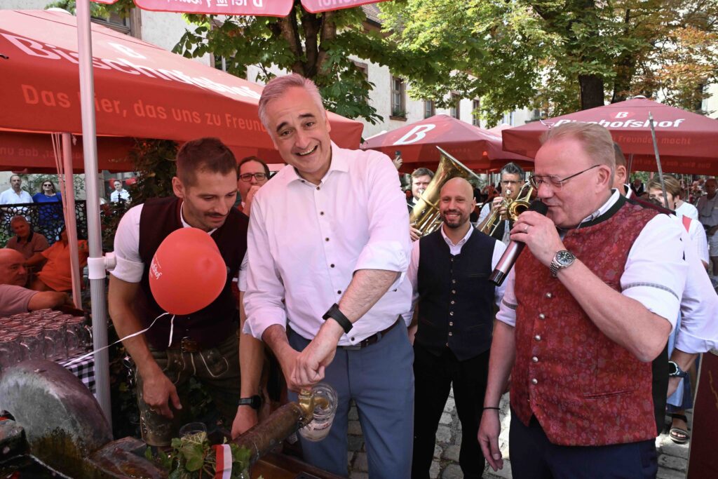 2. Bierbrunnenfest - Anzapfen